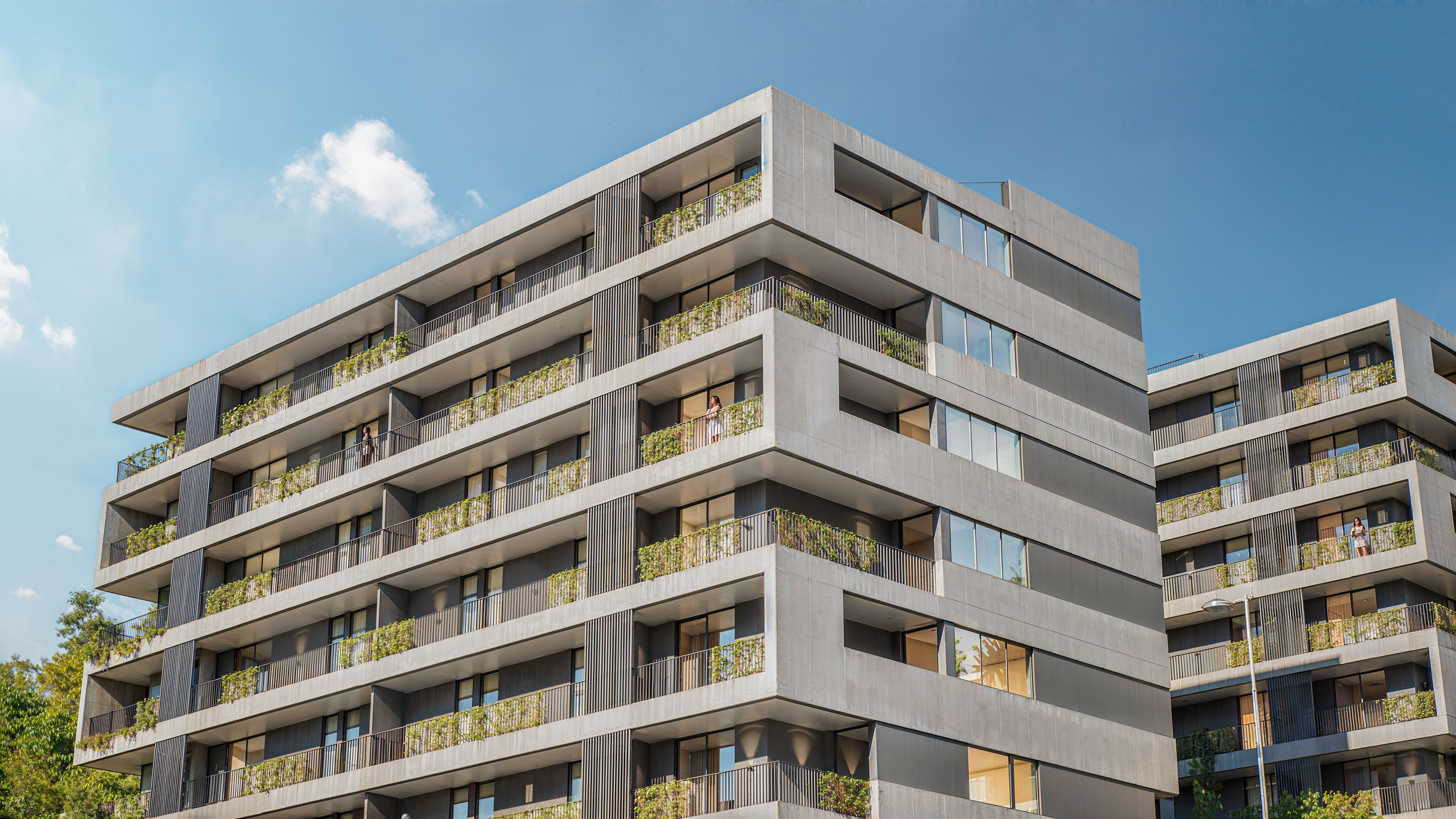 Exterior contemporaneo do edificio Green Hills